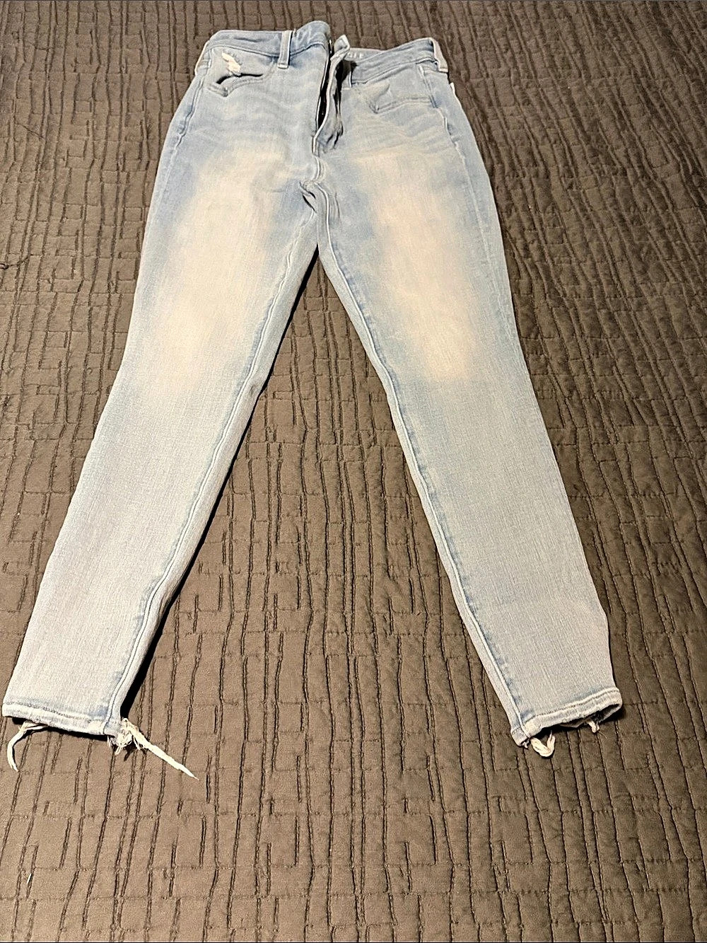 American Eagle Super High-Rise Jegging Light Wash Blue Frayed Hem Jeans